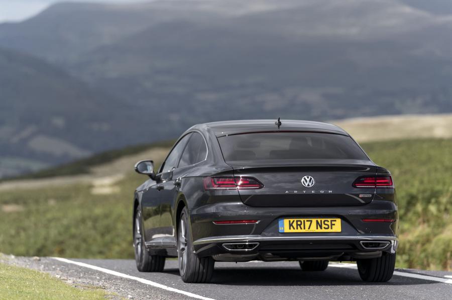  Volkswagen Arteon 4Motion Elegance 2017 года  (UK) (фото 8 из 41)